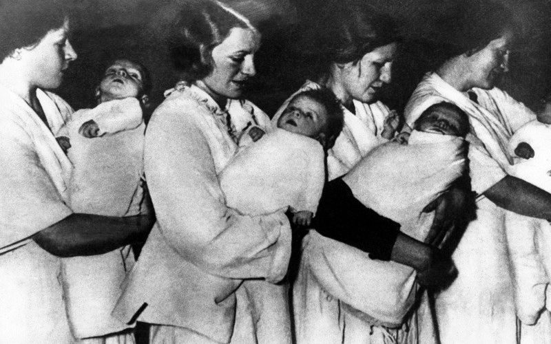 写真｜レーベンスボルンの赤子を抱く女性たち